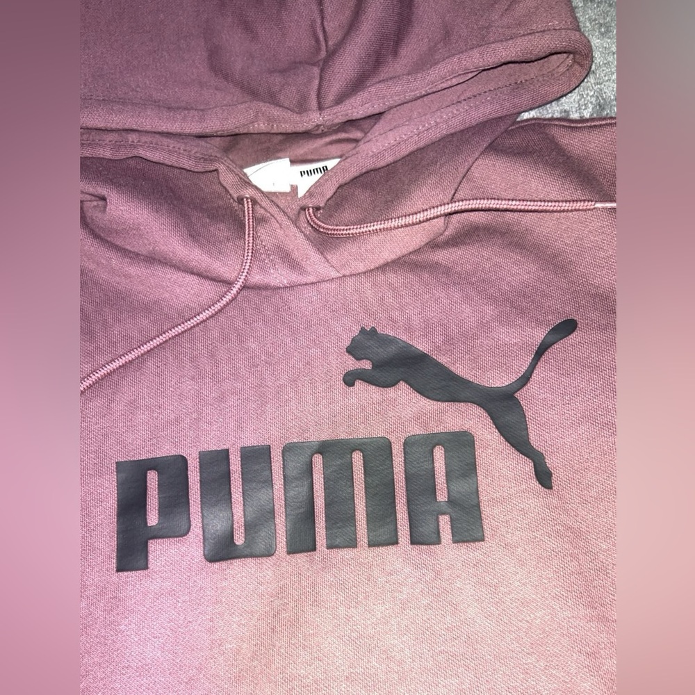 Woman’s small burgundy Puma hoodie perfect condition never worn comfortable feel